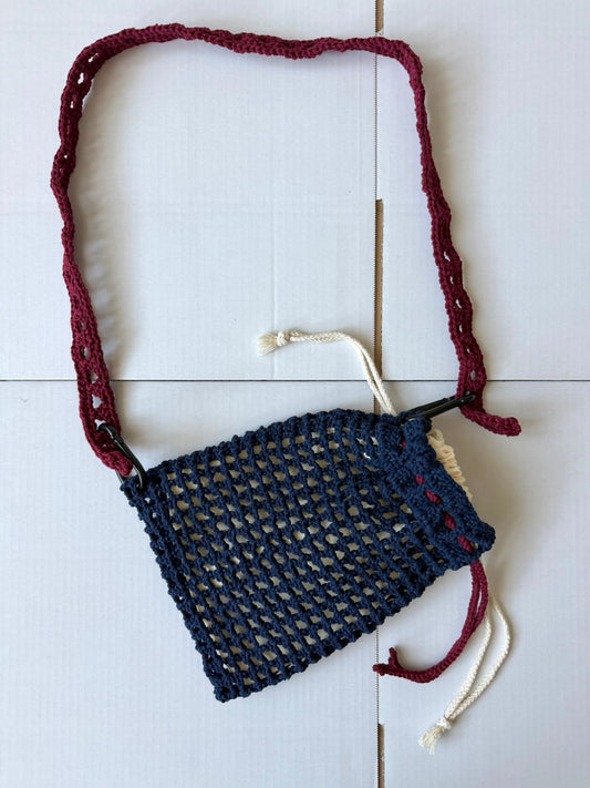 Ručne háčkovaná tmavo-modrá taška